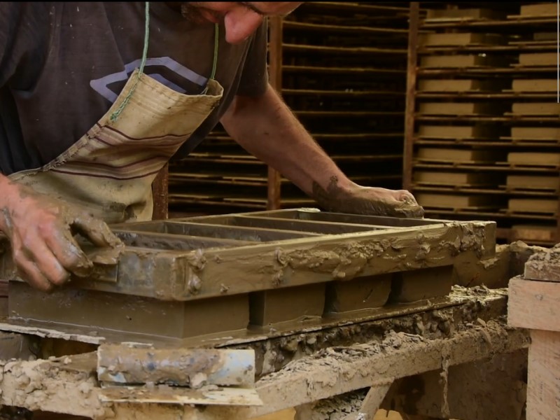 Este tejar artesano es un oficio consistente en la fabricación de tejas, ladrillos y baldosas de forma totalmente artesanal y del que quedan pocos profesionales. Es una herencia de los árabes que persiste en nuestros tiempos, a pesar de la industrialización del país, produciendo un material tosco y artesano, pero de gran calidad. El producto final se elabora de forma artesanal, se extrae primero la arcilla, se moja, se almacena húmeda para fabricar las piezas en barro con moldes de madera, se seca y se cuece en horno de tipología árabe y el producto queda dispuesto para ser utilizado. El tejar artesano - Azután
